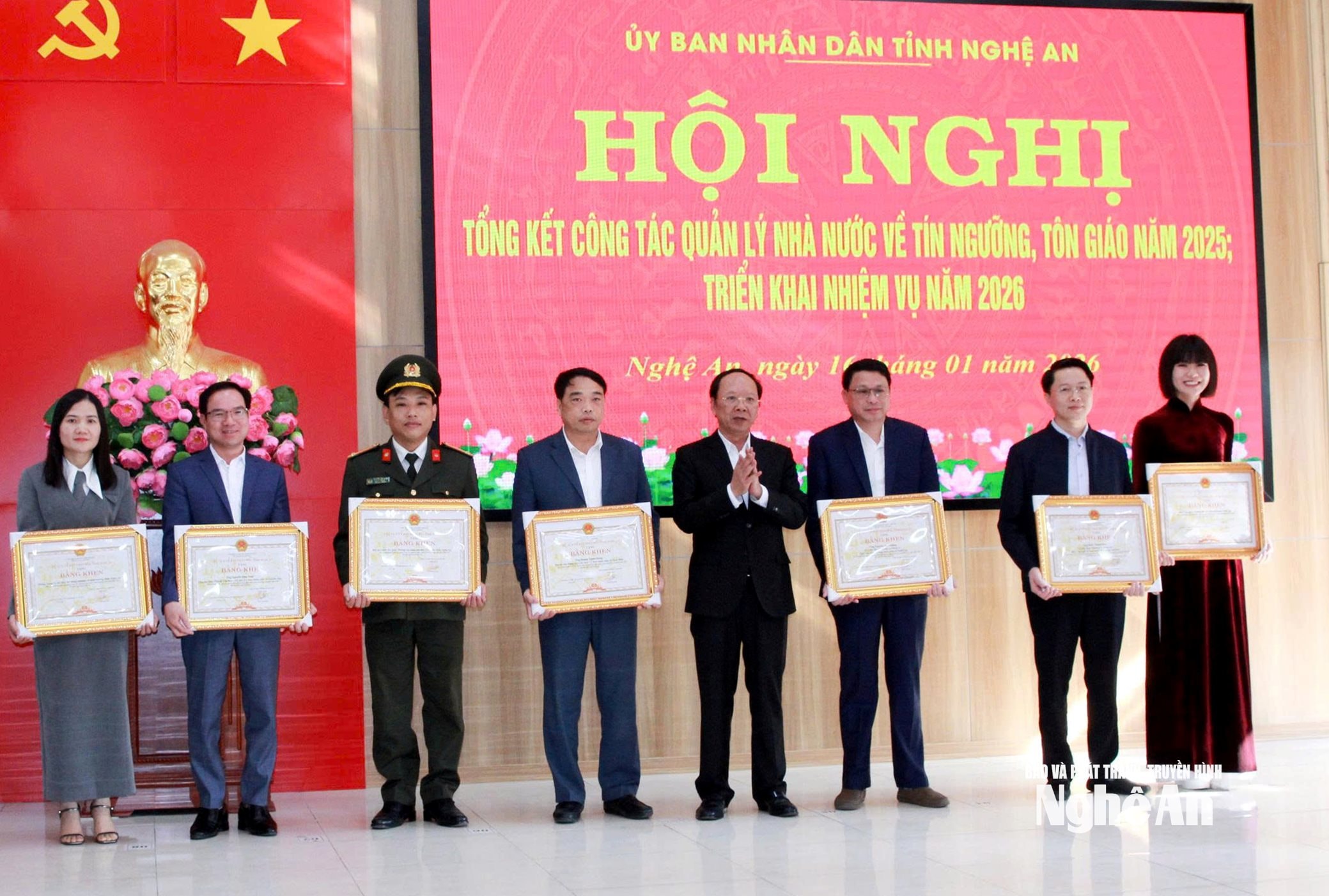 Phó Chủ tịch Thường trực UBND tỉnh Bùi Thanh An trao Bằng khen của Chủ tịch UBND tỉnh cho các tập thể và cá nhân. Ảnh: Mai Hương