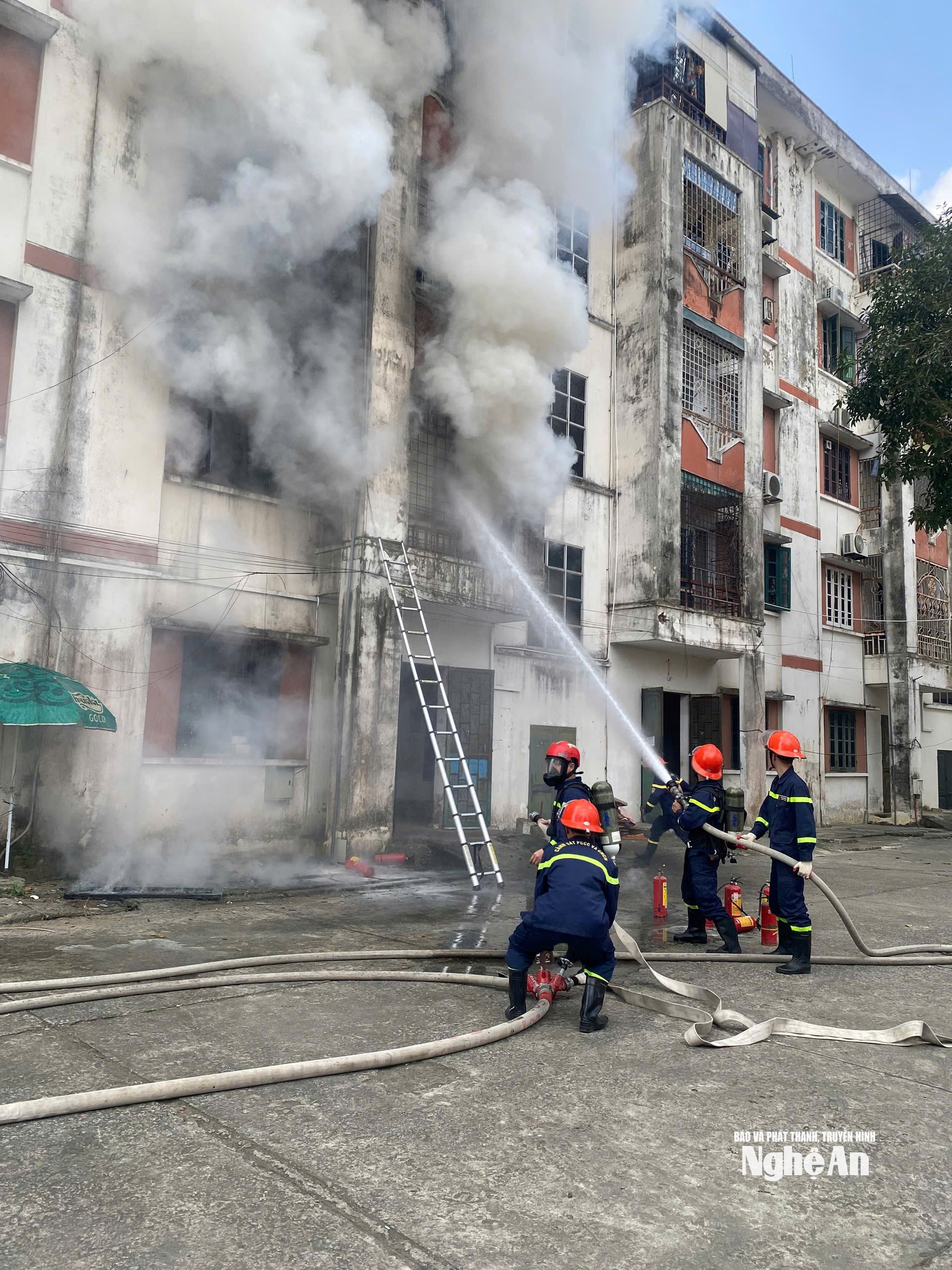 Lực lượng chức năng nỗ lực dập lửa. Ảnh: Chu Min