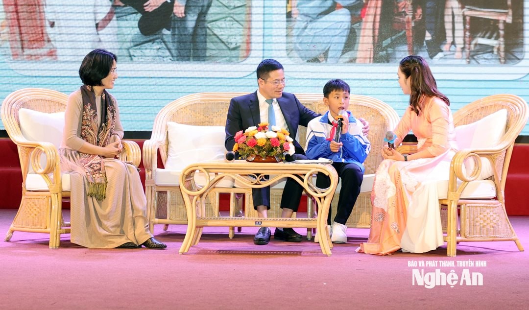 Đồng chí Đàm Hữu Hồng - Bí thư Đảng ủy phường Tân Mai cùng cháu Lê Đình Bảo Khang (SN 2013, khối Tâm Tiến) tại lễ tổng kết chương trình “Mẹ đỡ đầu” giai đoạn 2021-2025. Ảnh: Thanh Quỳnh