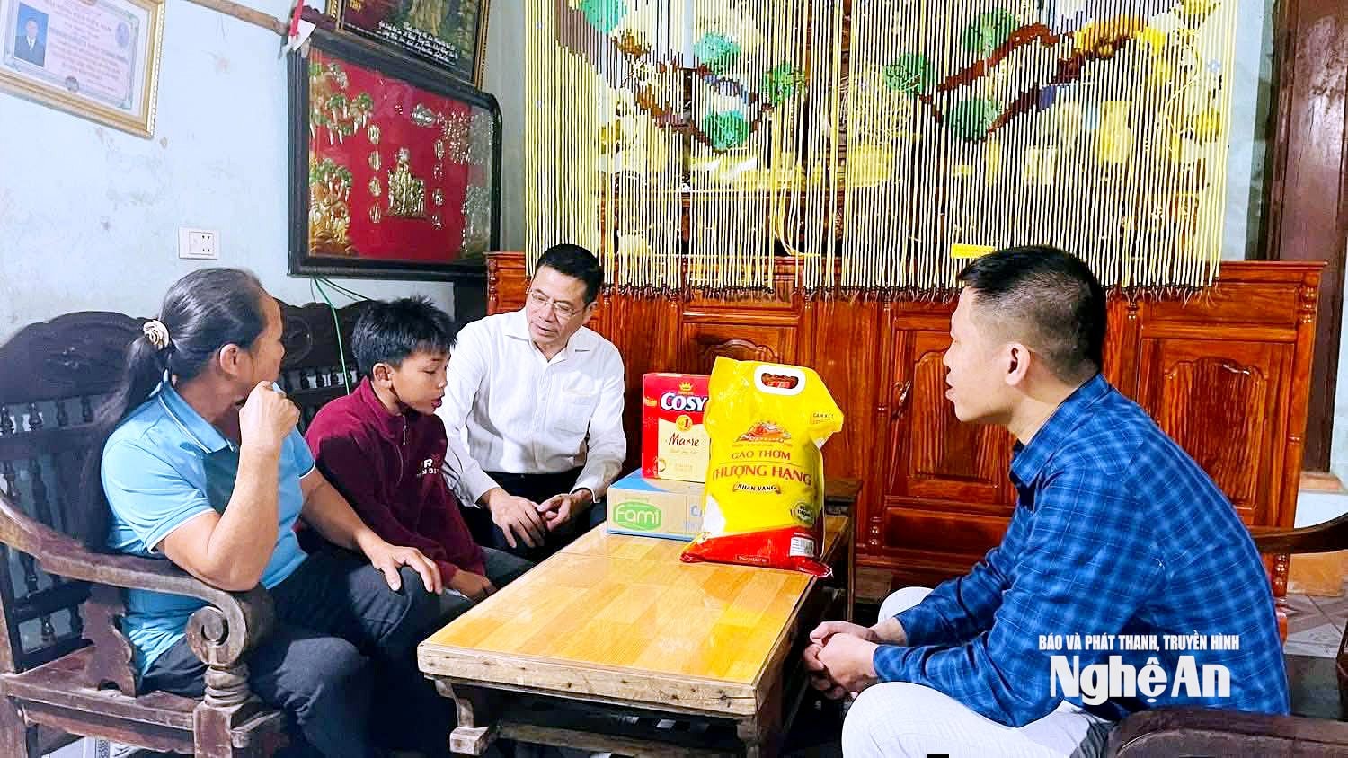 Đồng chí Đàm Hữu Hồng - Bí thư Đảng ủy phường Tân Mai thăm hỏi, chia sẻ cùng cháu Lê Đình Bảo Khang (SN 2013, khối Tâm Tiến) mà mình nhận đỡ đầu, giúp đỡ từ năm 2022 đến nay. Ảnh: Thanh Quỳnh