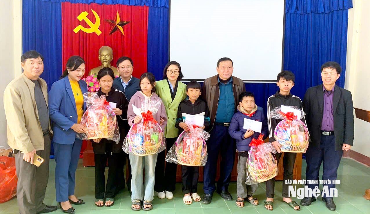 Đồng chí Lữ Văn May - Bí thư Đảng ủy xã Tam Thái (bìa phải) trao quà hỗ trợ cho các em bé do mình và đơn vị nhận đỡ đầu. Ảnh: NVCC