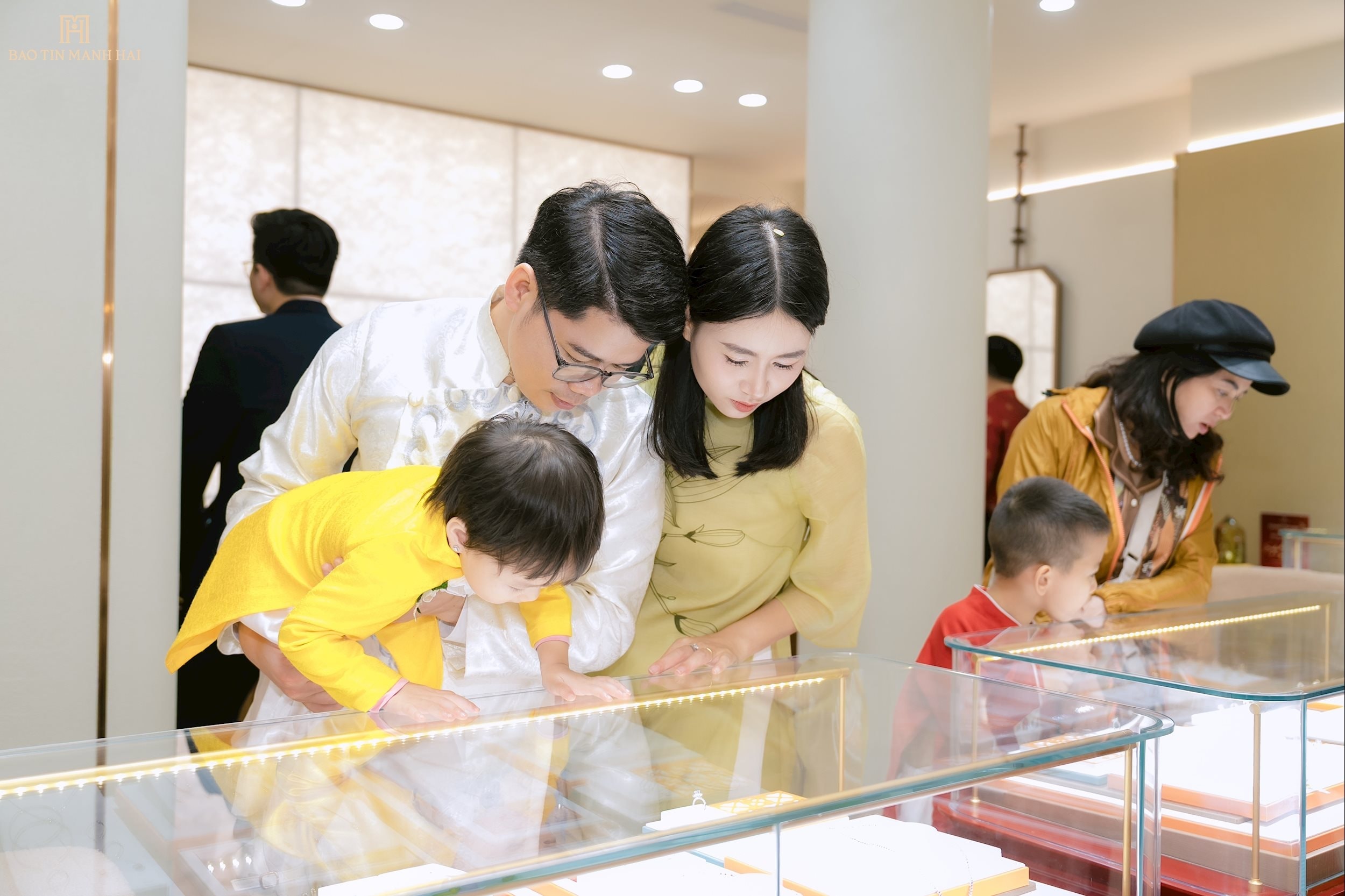 Giá vàng hôm nay 17/1: Giá vàng miếng SJC, nhẫn, vàng thế giới, giá bạc Phú Quý