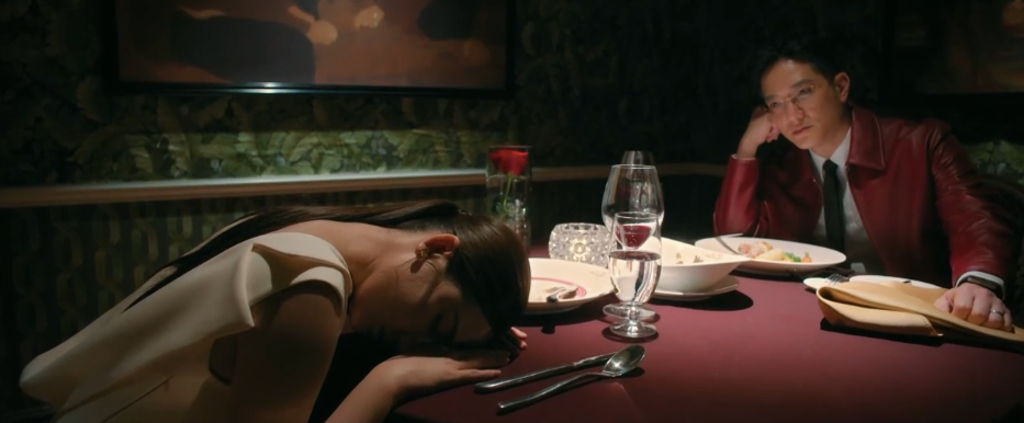 Nghiêm thực hiện âm mưu đưa Ngân vào khách sạn để dàn dựng cảnh ngoại tình.