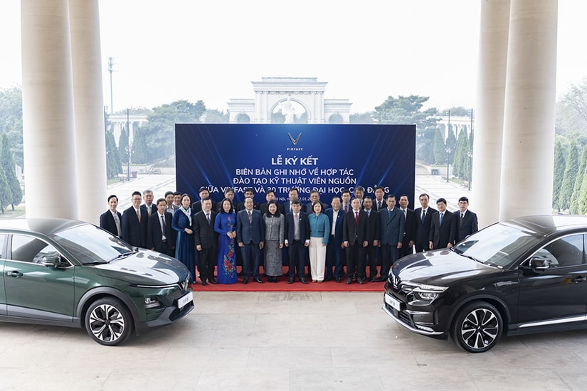 VinFast bàn giao xe ô tô điện cho các trường đại học để thực hành