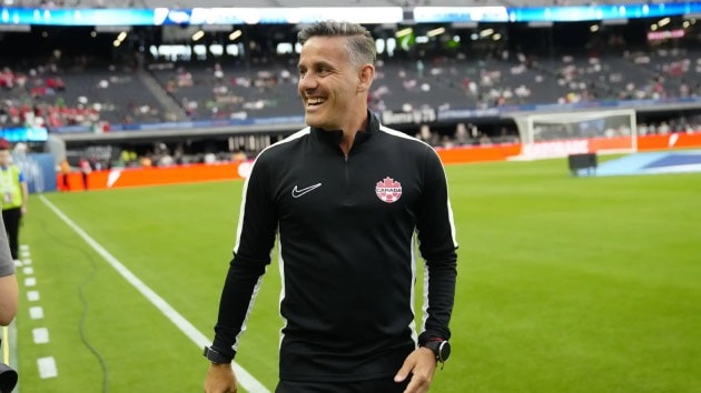HLV John Herdman của Indonesia tại buổi lễ bốc thăm ASEAN Cup 2026