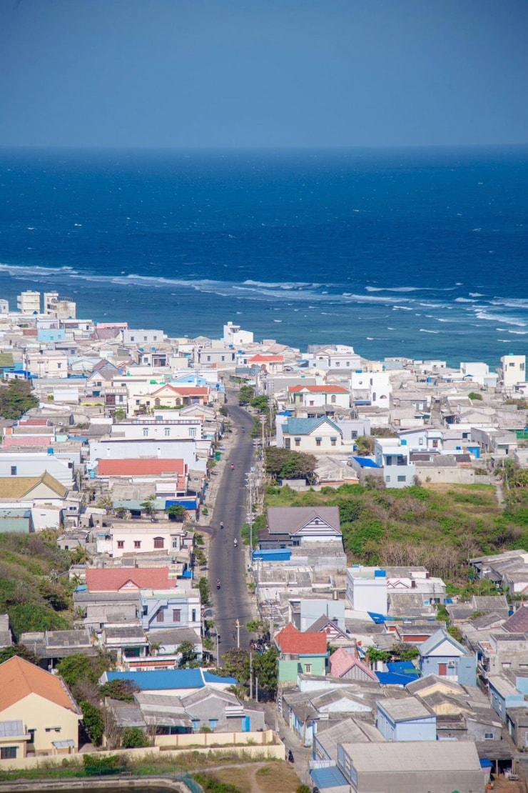 Hòn đảo bình yên với nhiều cảnh quan ấn tượng. Ảnh: Sang Phú Quý