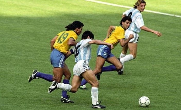 Maradona tả xung hữu đột trước khi tung đường chuyền dọn cỗ cho Caniggia.
