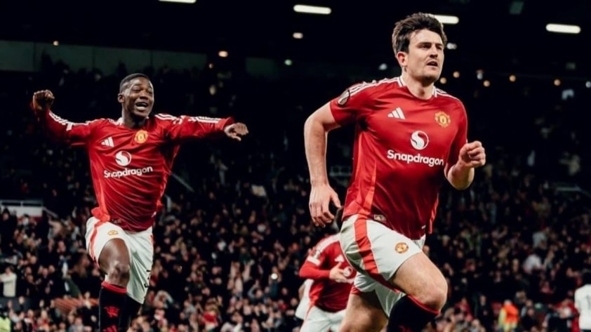 Harry Maguire và Kobbie Mainoo trên sân cỏ