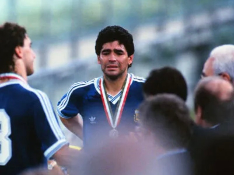 Maradona đã rơi những giọt nước mắt tiếc nuối sau trận chung kết tại Rome.