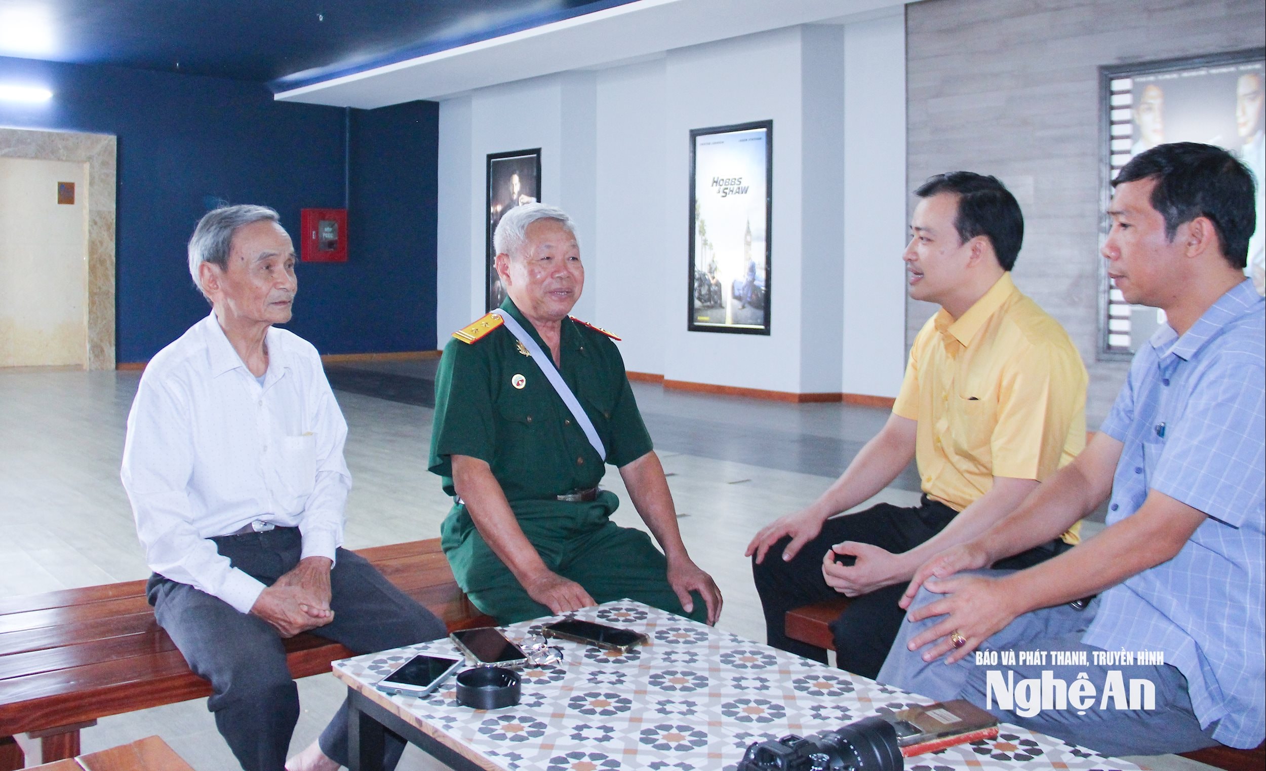  Các cựu chiến binh trao đổi về ịch sử cho người trẻ. Ảnh Mai Hoa