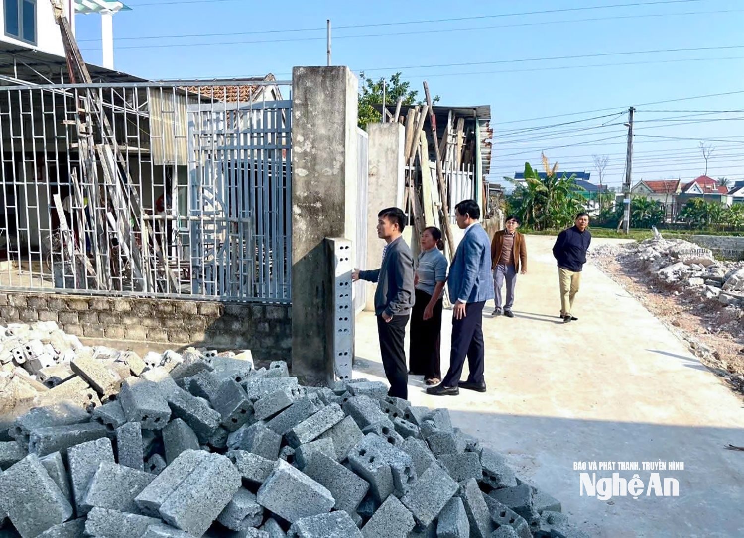  Cán bộ xã Hùng Châu gặp gỡ, động viên nhân dân hiến đất, mở đường nông thôn