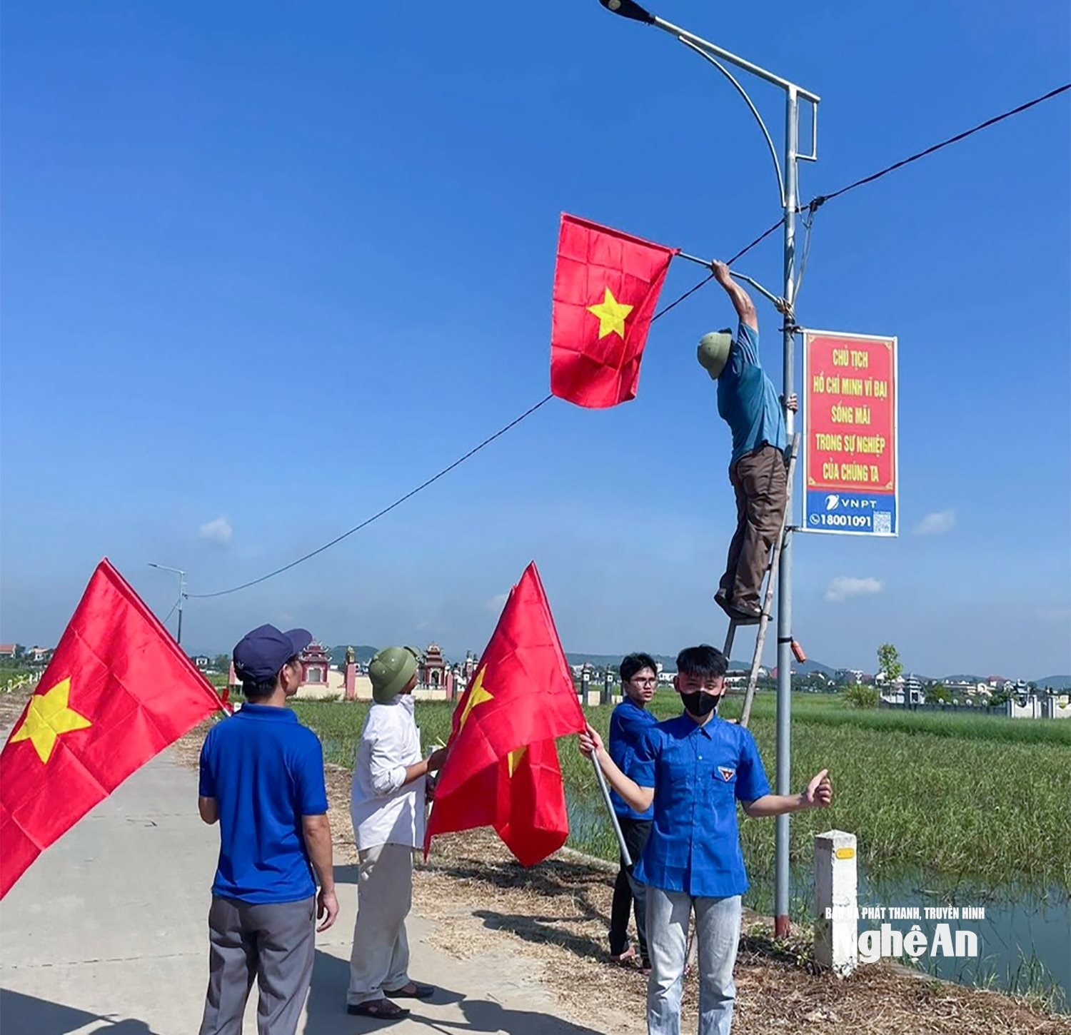  Đoàn viên, thanh niên xã Hùng Châu treo cờ Tổ quốc chào mừng Đại hội