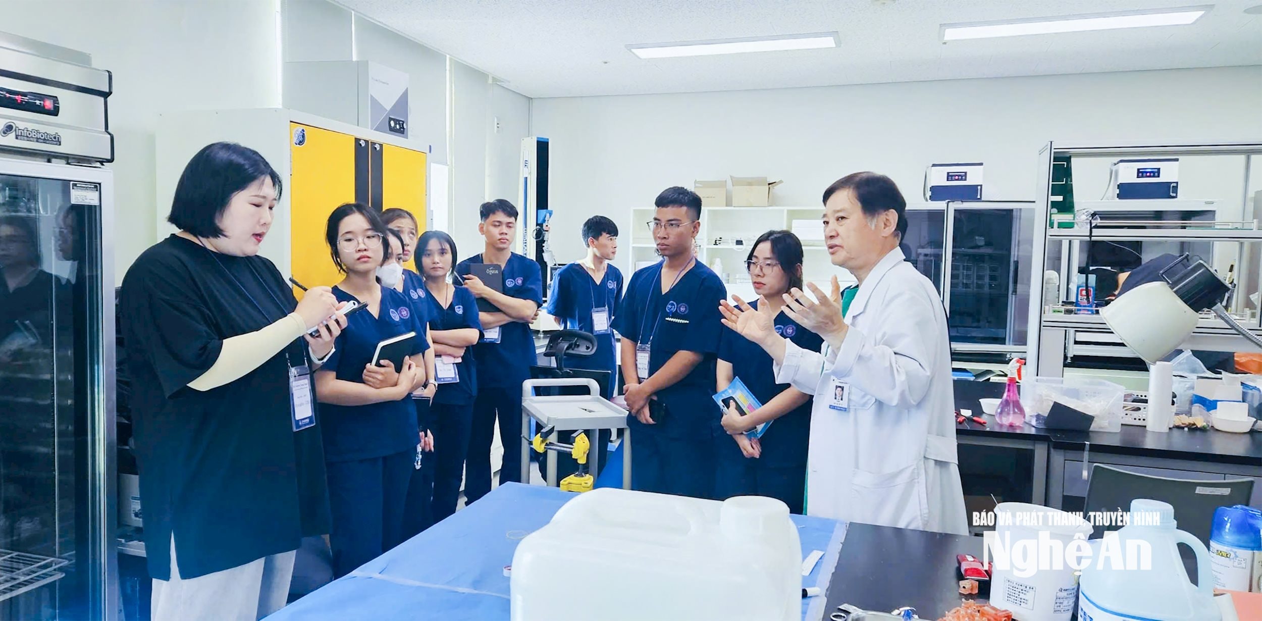  Sinh viên Trường ĐH Vinh trong một tiết Thực Hành ngoại khoa thú y