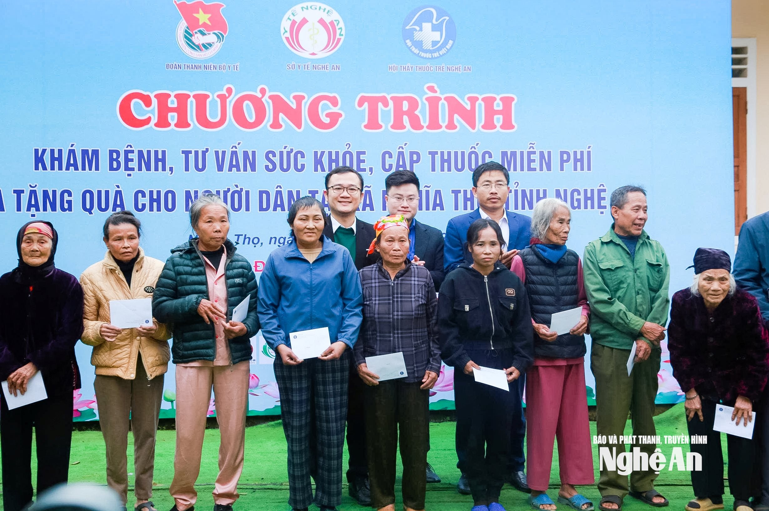 Lãnh đạo Sở Y tế trao quà cho người dân xã Nghĩa Thọ. Ảnh: Hoàng Hiếu