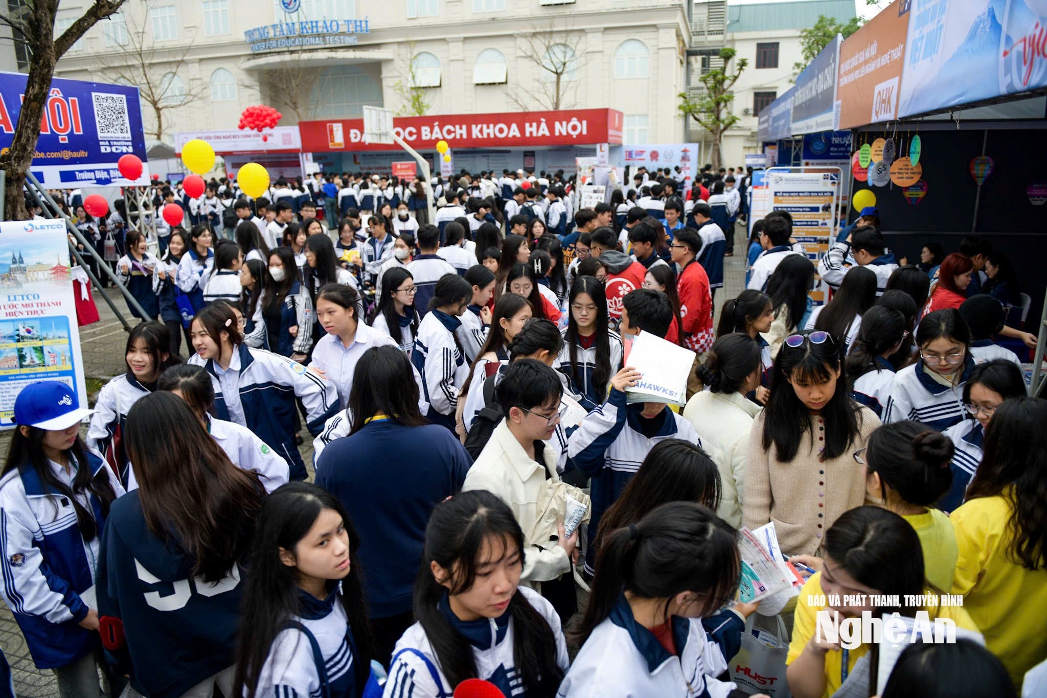 Chương trình tư vấn tuyển sinh thu hút hàng nghìn học sinh tham gia. Ảnh - Mỹ Hà