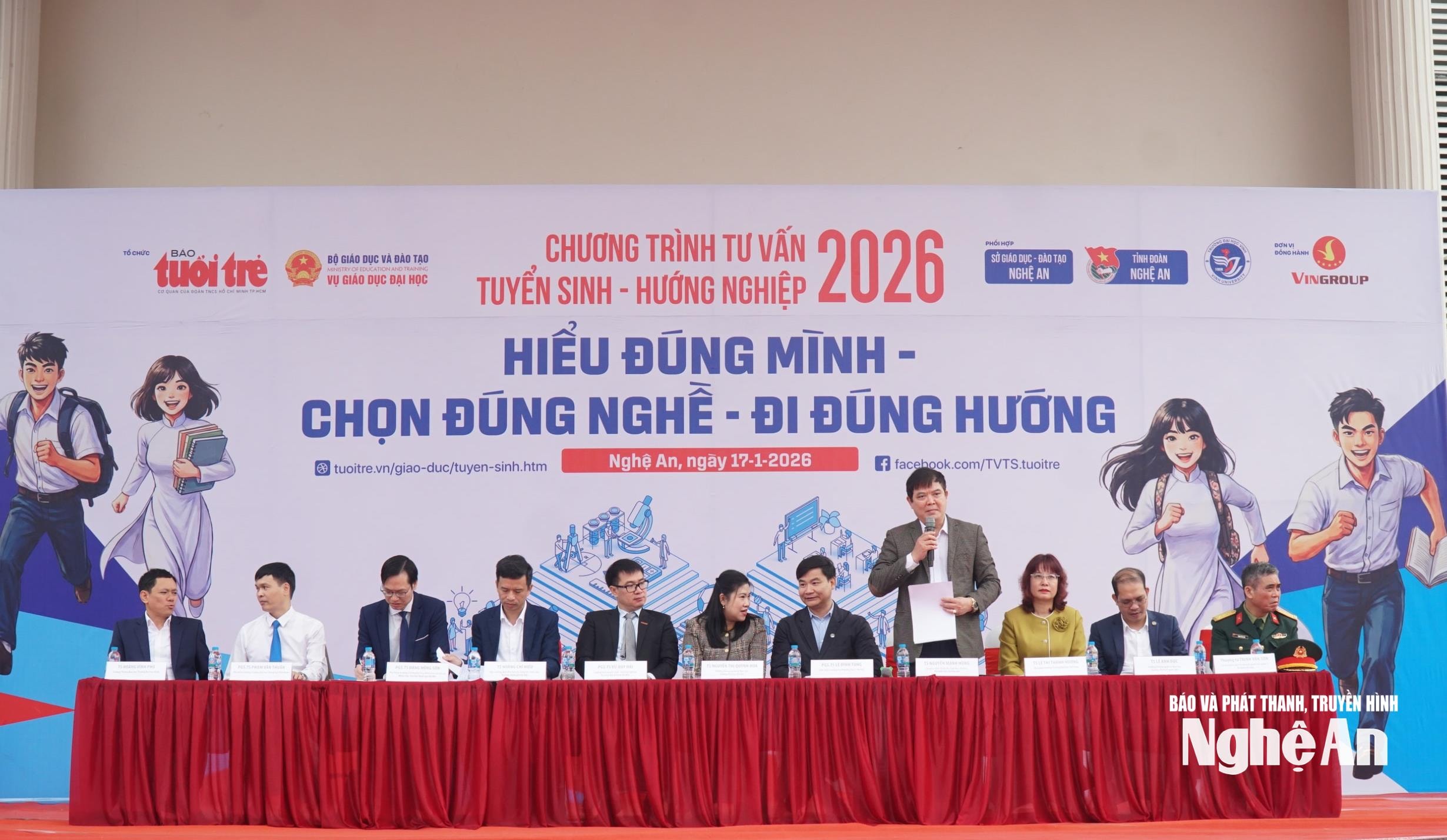 Đại diện Bộ Giáo dục và Đào tạo và các trường đại học tham gia chương trình tư vấn, tuyển sinh, hướng nghiệp năm 2026. Ảnh: Mỹ Hà