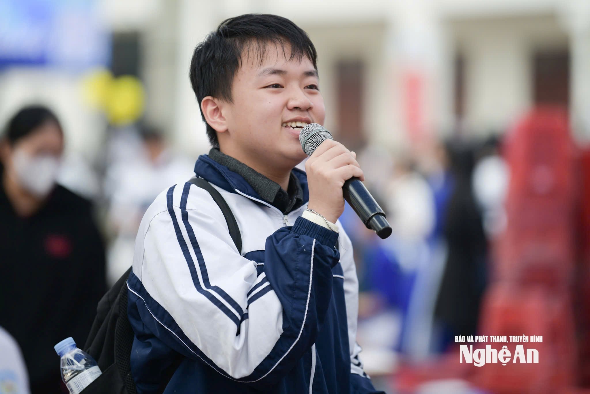 Học sinh Trường THPT chuyên Phan Bội Châu đặt câu hỏi tại chương trình tư vấn. Ảnh - Mỹ Hà