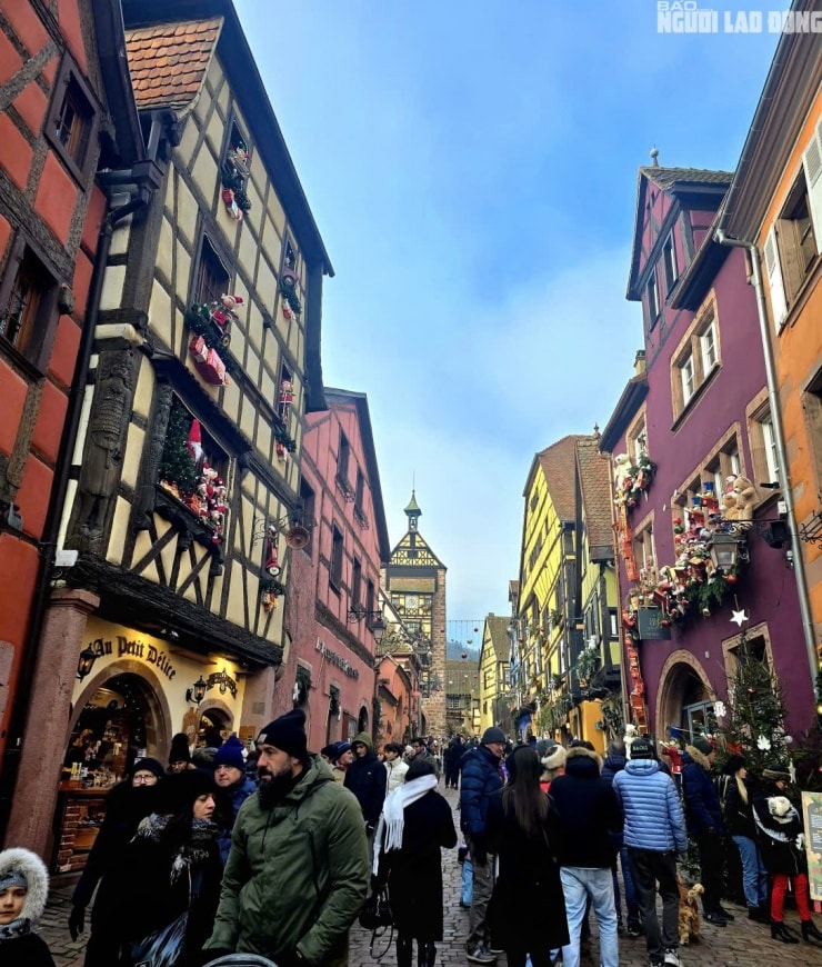 Trục phố chính với những ngôi nhà đầy màu sắc