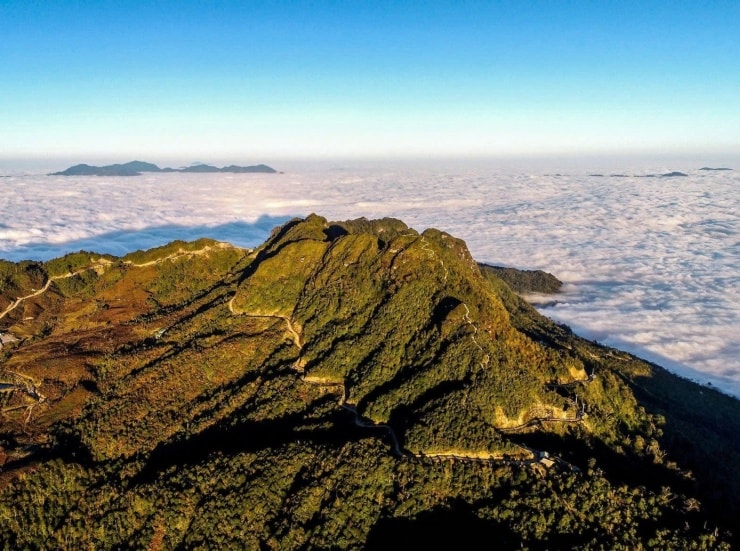 Đỉnh Chiêu Lầu Thi cao 2.402m trên dãy Tây Côn Lĩnh, thuộc xã Hoàng Su Phì.