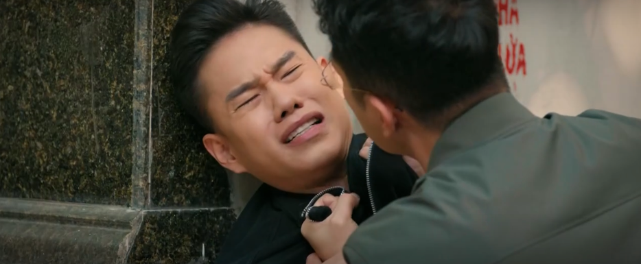 Trung tiết lộ việc bị Viễn theo dõi ngược lại cho Nghiêm biết