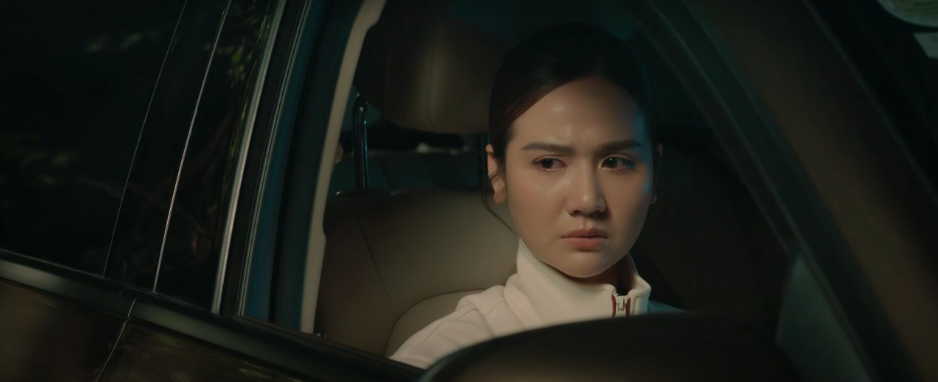 Ngân tháo nhẫn cưới ném ra ngoài xe ô tô trong tập 40 Cách em 1 milimet