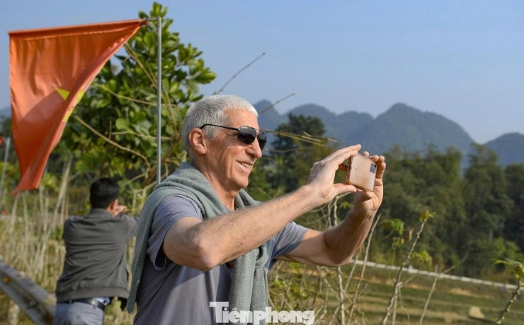 Du khách trải nghiệm vẻ đẹp mùa nước đổ tại Pù Luông