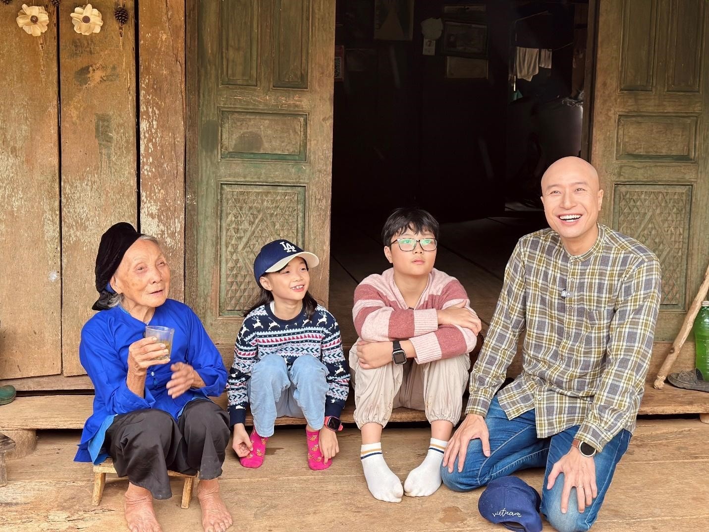 Ba bố con nhạc trưởng Đồng Quang Vinh trải nghiệm làm tranh từ các loại hạt