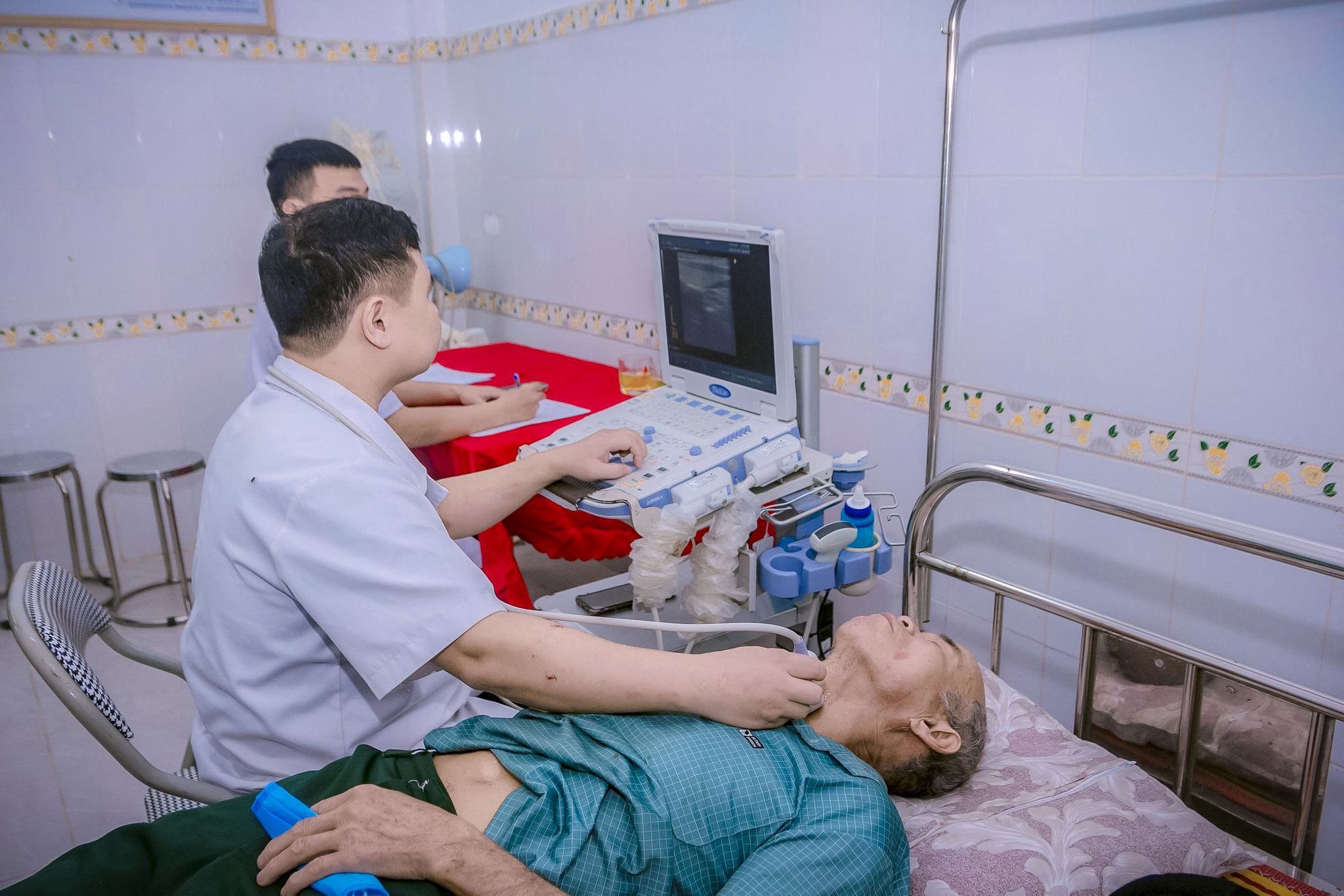 Khám sàng lọc ung thư cho người dân xã Vân Du. Ảnh Tuấn Anh