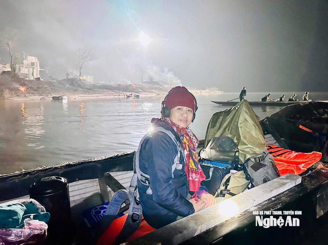 Ms. Hoang Thi Thu Thuy 'hunts' for sound on the set of the film Red Rain. (Photo courtesy of the interviewee)