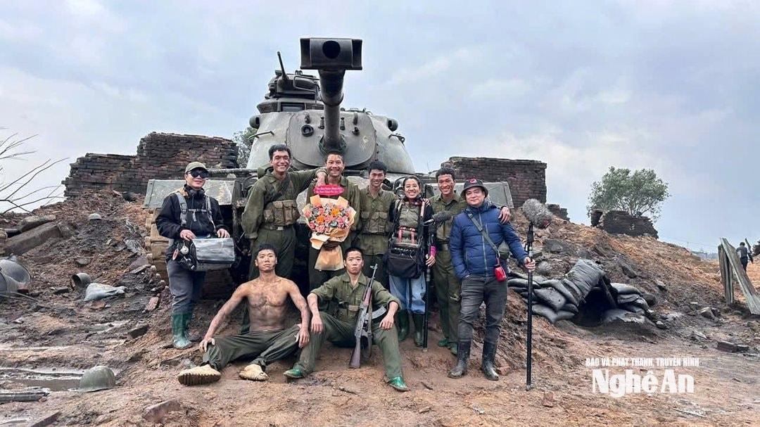 Ms. Hoang Thi Thu Thuy and the actors in the film 