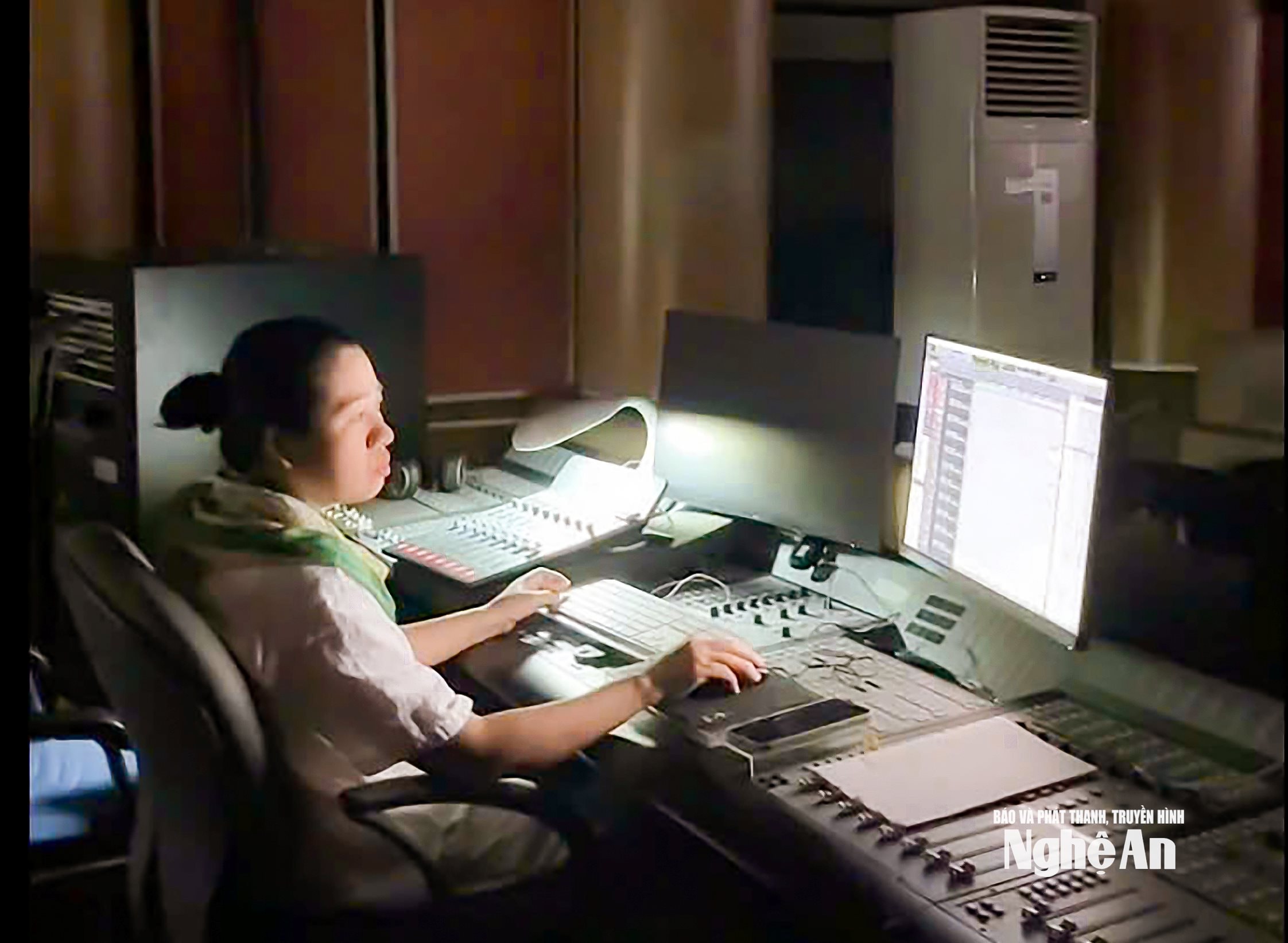 Ms. Hoang Thi Thu Thuy handles the post-production sound for the film 