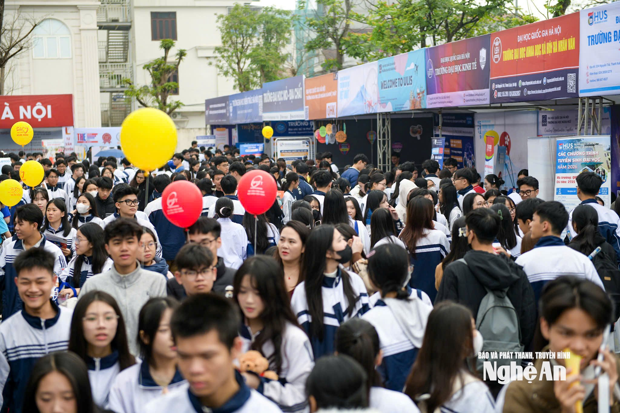 Ngày hội Tư vấn tuyển sinh hướng nghiệp năm 2026 tại Trường Đại học Vinh. Ảnh - Mỹ Hà