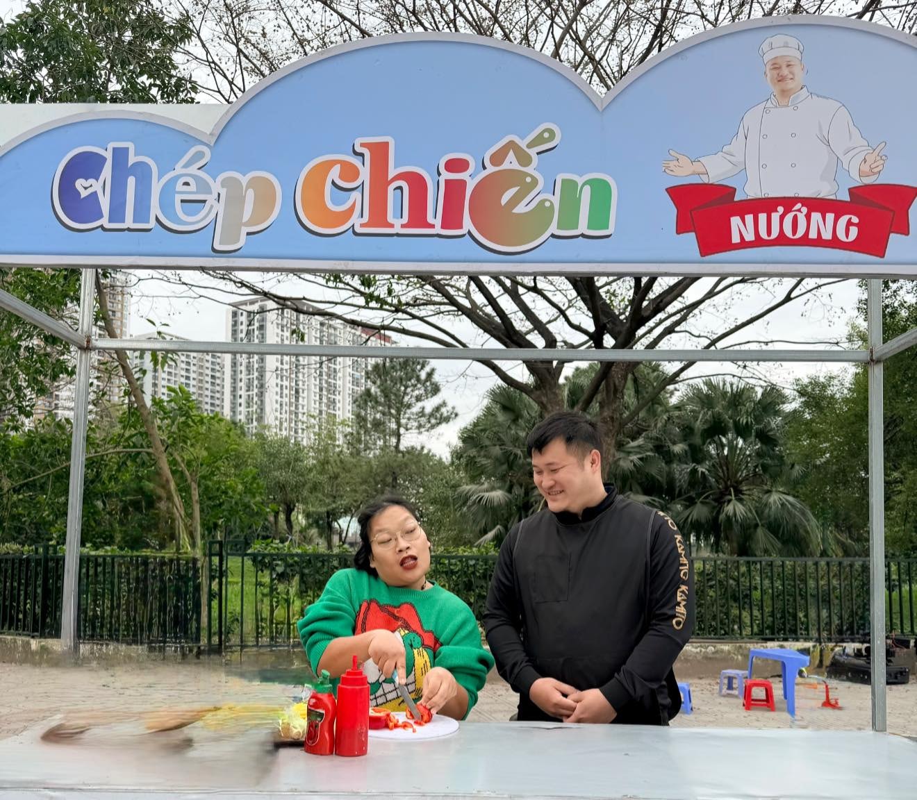 Diễn viên Dũng Hớn nghiên cứu kịch bản cho vai diễn Chép Chiến trong phim Cách em 1 milimet.