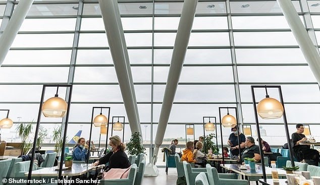 Đặt chỗ vào phòng chờ sân bay giúp hành khách kiểm soát chi phí ăn uống.