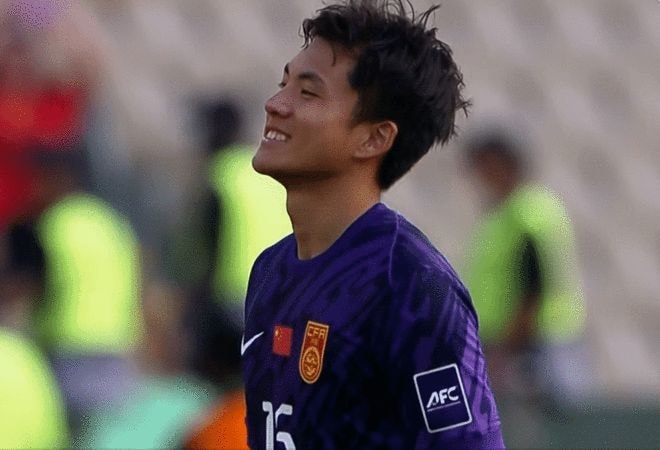 Thủ thành Li Hao cười cợt khi chuẩn bị đối mặt với loạt sút luân lưu từ U23 Uzbekistan.