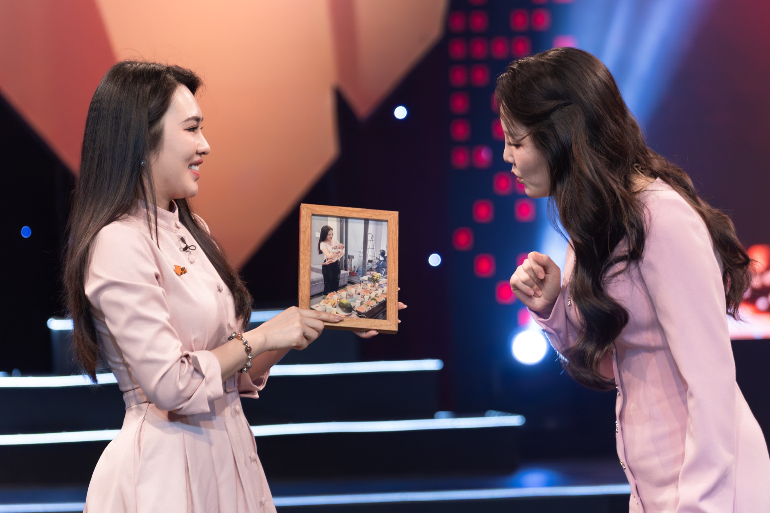 Quý Linh chăm sóc các em bé tại mái ấm