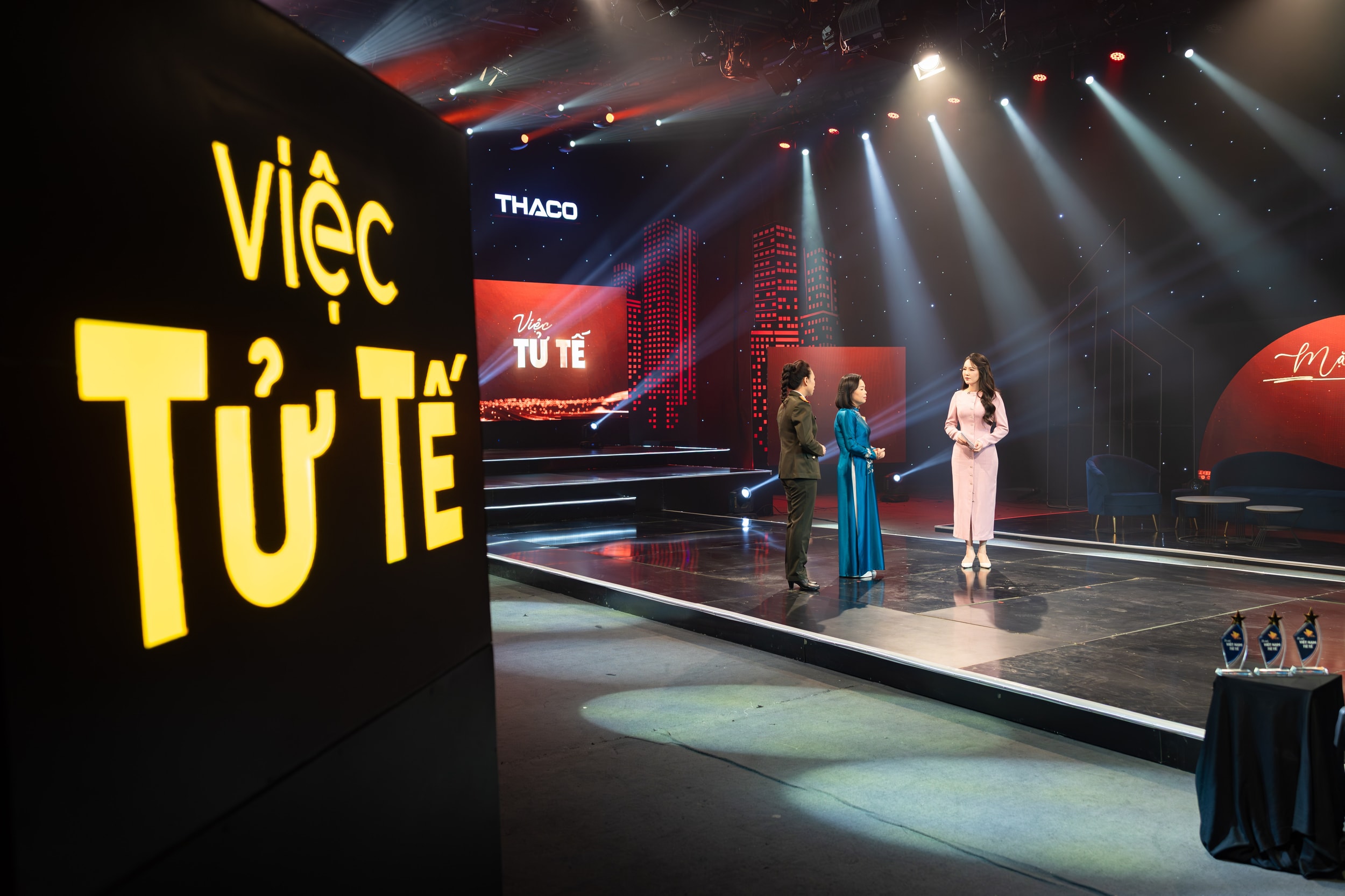 Các chiến sĩ Công an tỉnh Sơn La hỗ trợ trẻ em mồ côi