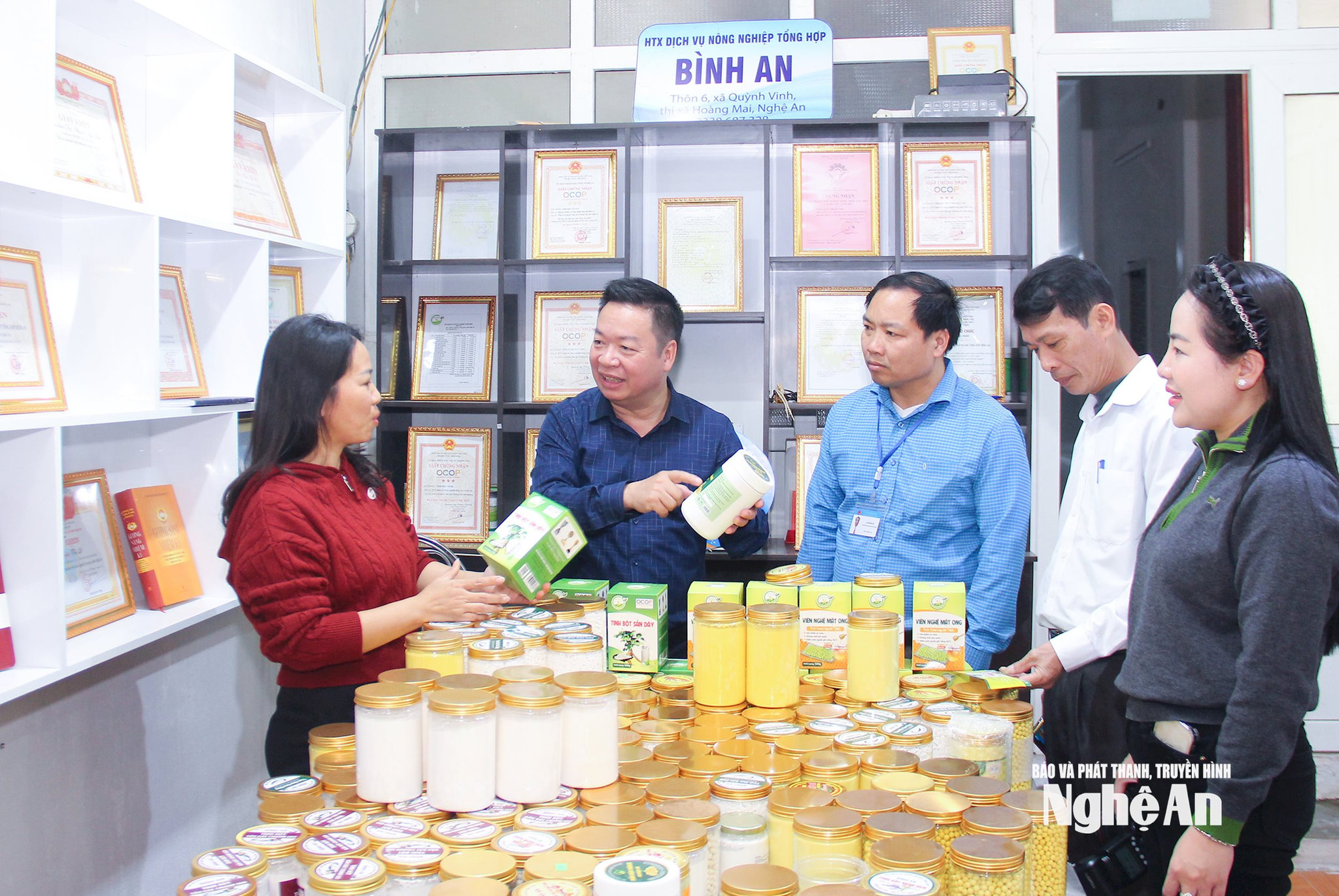 1Cán bộ phường Hoàng Mai tìm hiểu khả năng tiêu thụ sản phẩm OCOP trên địa bàn. Ảnh Mai Hoa
