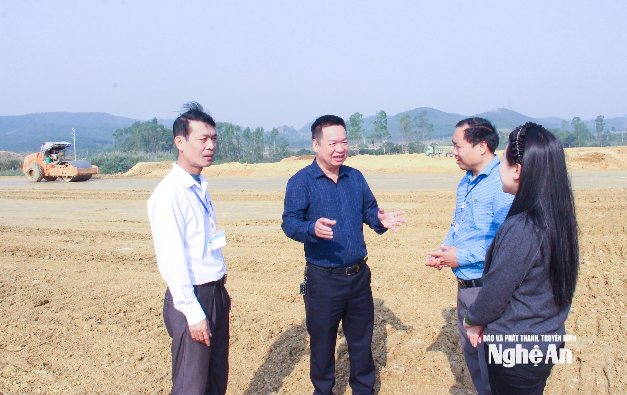 Cán bộ phường Hoàng Mai kiểm tra, đôn đốc giải phóng mặt bằng Khu công nghiệp Hoàng Mai II. Ảnh Mai Hoa