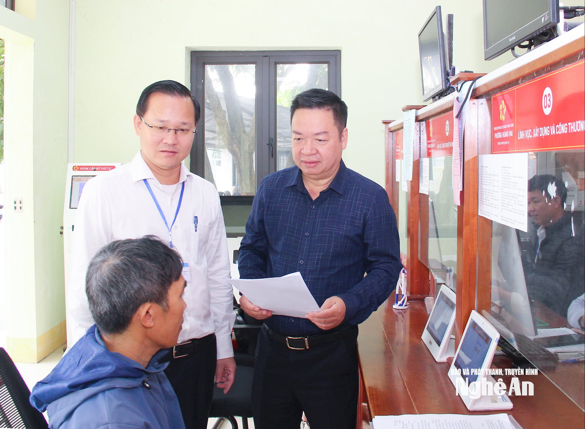 Cán bộ phường Hoàng Mai tìm hiểu việc đáp ứng nhu cầu cùa người dân trong giải quyết thủ tục hành chính của bộ máy. Ảnh Mai Hoa,