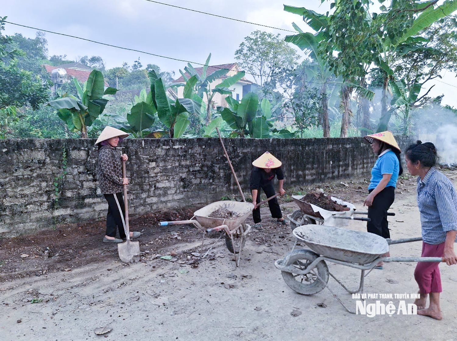  Chị em phụ nữ ra quân tổng dọn vệ sinh