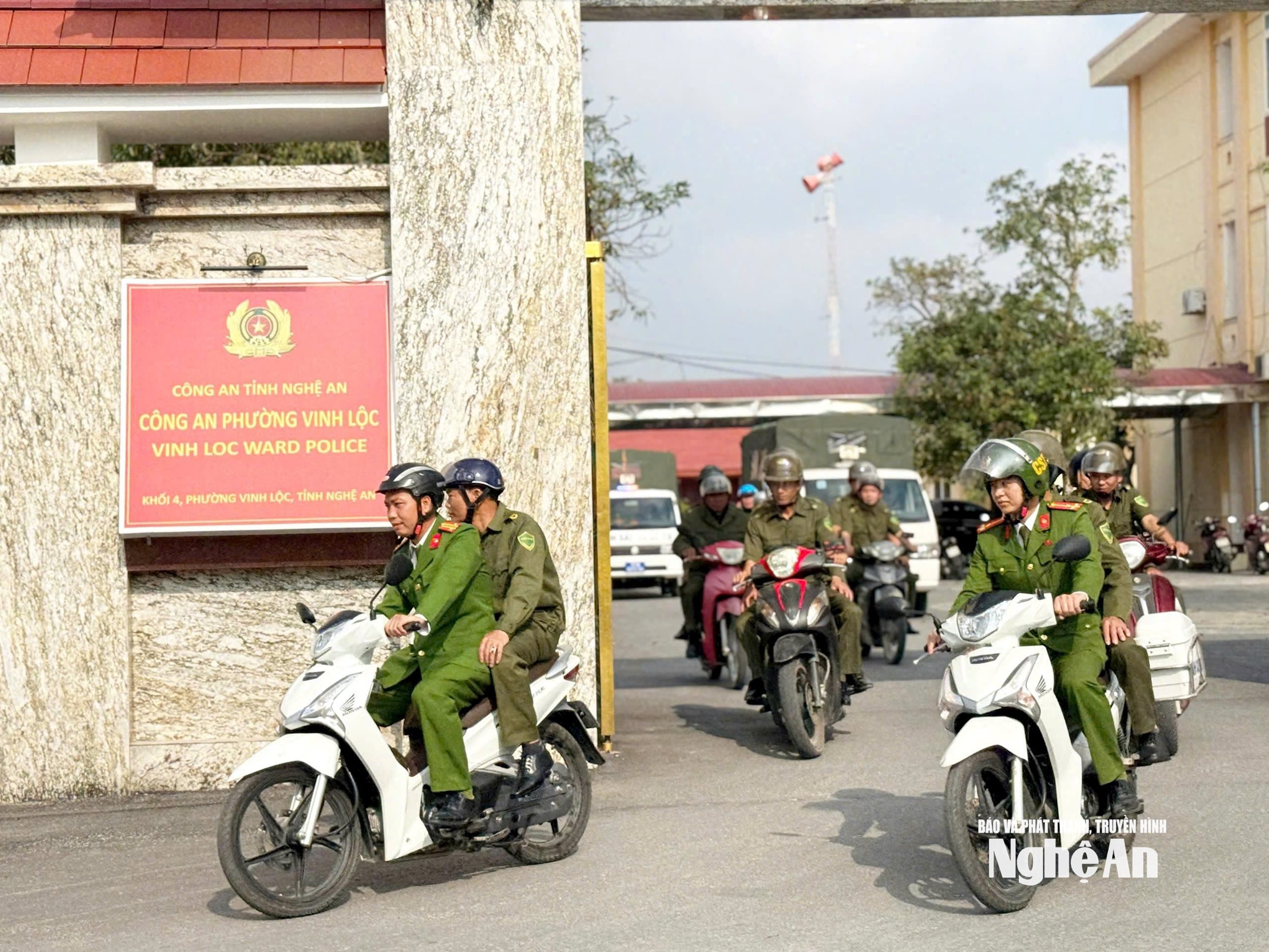 Lực lượng Công an Nghệ An duy trì nghiêm chế độ trực ban, trực chiến, ứng trực 100% quân số, sẵn sàng xử lý mọi tình huống phát sinh. Trong ảnh: Tổ công tác của Công an phường Vinh Lộc ra quân bảo đảm ANTT trên địa bàn. Ảnh: Phan Tuyết
