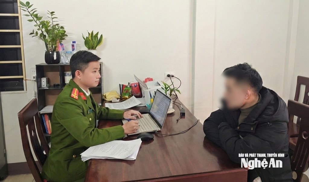 Lực lượng chức năng tăng cường kiểm soát, bảo đảm an ninh, an toàn không gian mạng, kịp thời ngăn chặn, xử lý thông tin xấu độc. (Trong ảnh: Công an xã Hùng Chân lập biên bản xử phạt nam thanh niên trên địa bàn về hành vi đăng tải thông tin sai sự thật, gây hiểu nhầm trong dư luận Nhân dân về việc cấp phát gạo cho học sinh theo Nghị định số 66/2025/NĐ-CP ngày 12/3/2025 của Chính phủ quy định chính sách cho trẻ em, nhà trẻ, học sinh, học viên ở vùng đồng bào dân tộc thiểu số và miền núi, vùng bãi