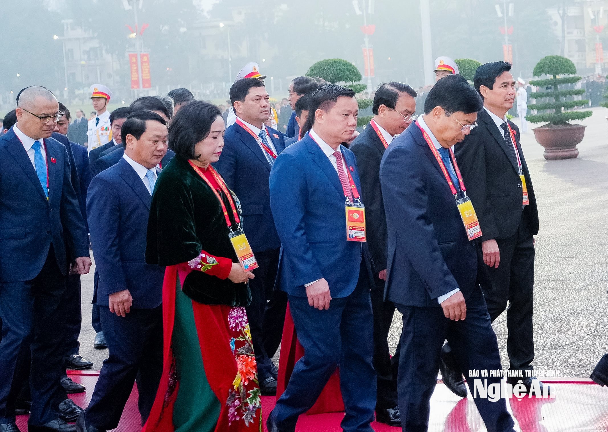 Đồng chí Nguyễn Khắc Thận - Bí thư Tỉnh u Nghệ An và các đại biểu vào Lăng viếng Chủ tịch Hồ Chí Minh. Ảnh: Phạm Bằng