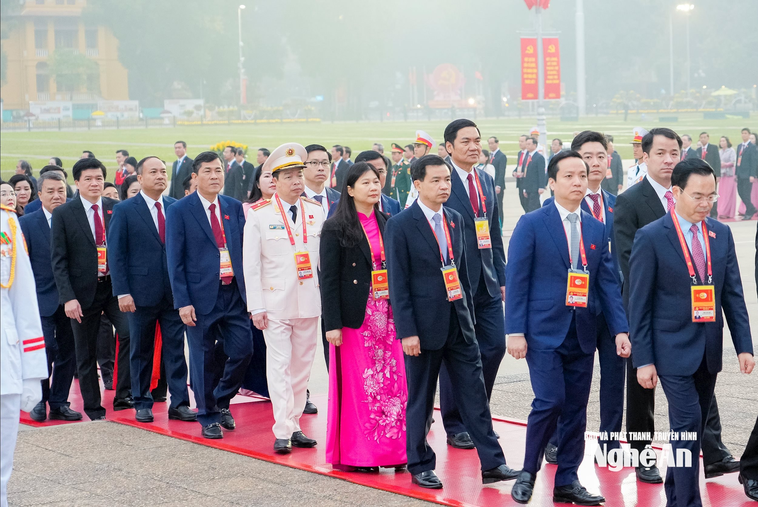 Đồng chí Hoàng Nghĩa Hiếu - Phó Bí thư Thường trực Tỉnh u, Chủ tịch HĐND tỉnh và các đại biểu vào Lăng viếng Chủ tịch Hồ Chí Minh. Ảnh: Phạm Bằng