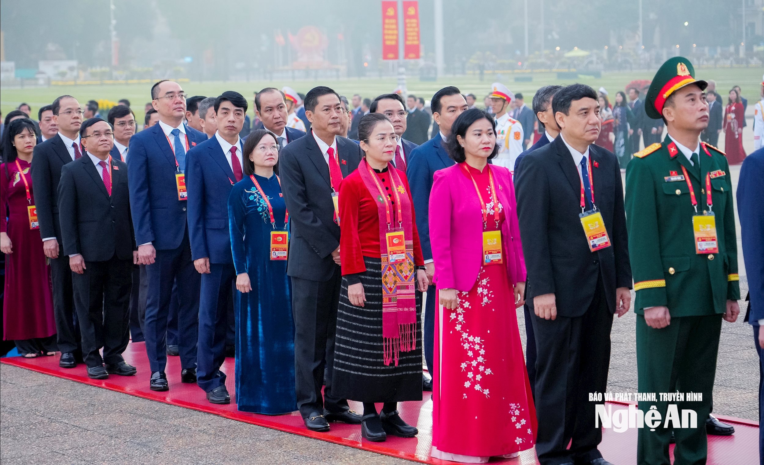 Đồng chí Võ Thị Minh Sinh - Phó Bí thư Tỉnh ủy, Chủ tịch Ủy ban MTTQ tỉnh, Trưởng Doàn ĐBQH tỉnh và các đại biểu vào Lăng viếng Chủ tịch Hồ Chí Minh. Ảnh: Phạm Bằng