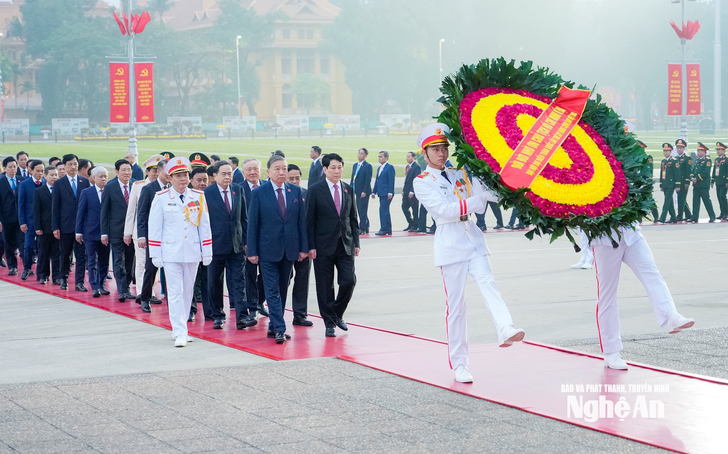 Các đồng chí lãnh đạo Đảng, Nhà nước, đại biểu tham dự Đại hội vào Lăngviếng Chủ tịch Hồ Chí Minh. Ảnh: Phạm Bằng