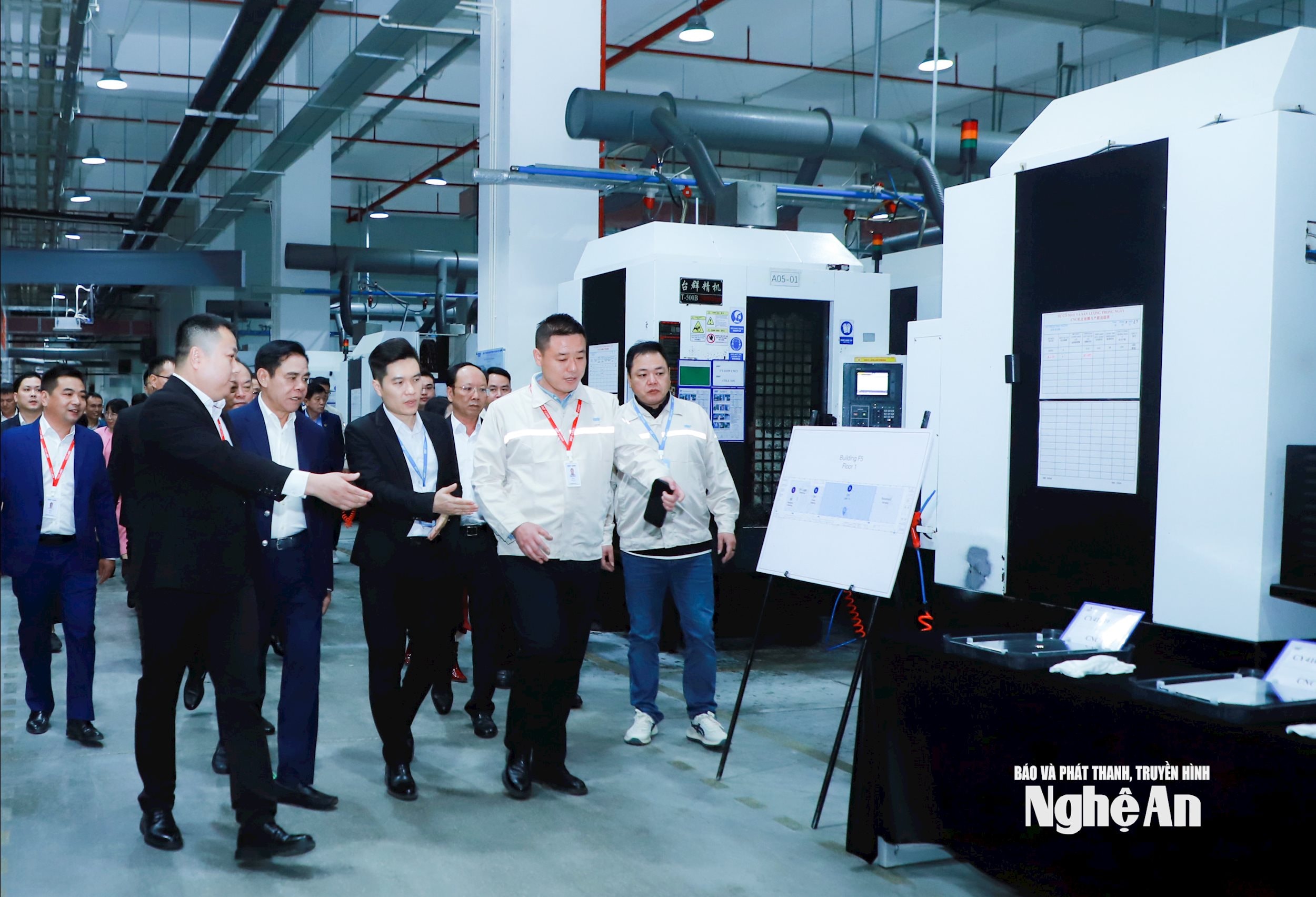 Chủ tịch UBND tỉnh Võ Trọng Hải nghe giới thiệu về dây chuyển sản xuất tại nhà máy của Công ty TNHH Công nghệ Everwin Precision (Việt Nam) ở KCN VSIP. Ảnh Thành Duy