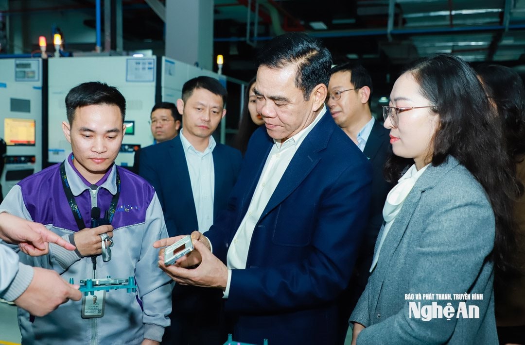 Chủ tịch UBND tỉnh Võ Trọng Hải xem sản phẩm vỏ điện thoại được Tập đoàn Luxshare -ICT sản xuất cho đối tác là Tập đoàn Samsung tại KCN VSIP. Ảnh Thành Duy