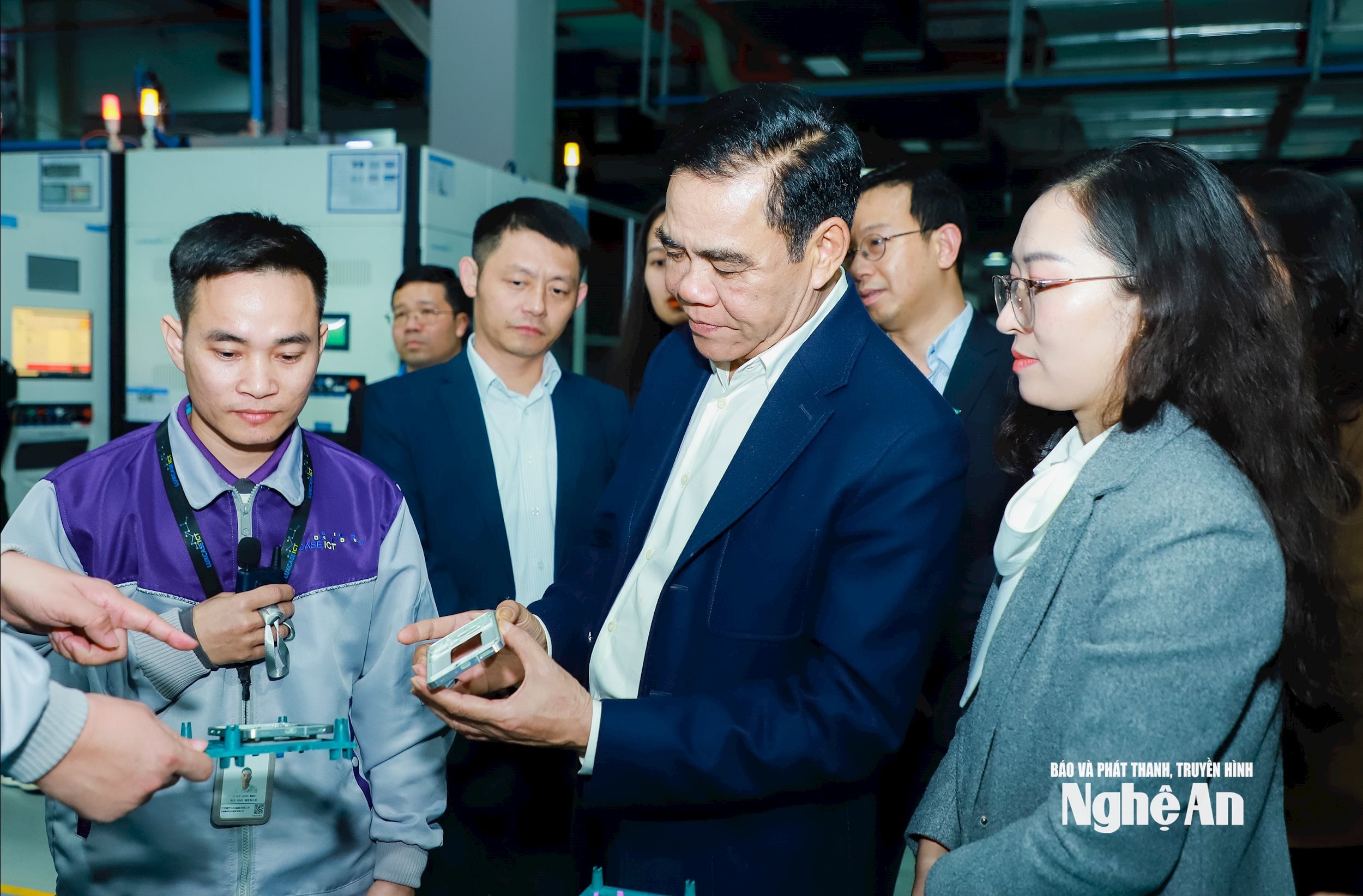 Chủ tịch UBND tỉnh Võ Trọng Hải xem sản phẩm vỏ điện thoại được Tập đoàn Luxshare -ICT sản xuất cho đối tác là Tập đoàn Samsung tại KCN VSIP. Ảnh: Thành Duy